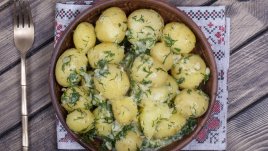 Бабини пресни картофи с подправки