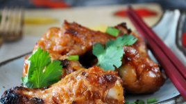 Крилца с подправки и сладко-кисел сос в еърфрайър