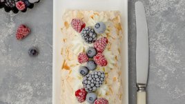 Руло без печене с бял шоколад и бисквити