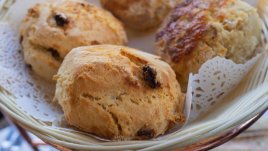 Английски скони с масло и касис