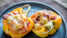 Запечени чушки с чери домати и козе сирене