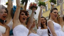 50 булчински рокли на парад в Одеса