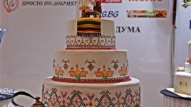 Сватбена торта, декорирана с българска бродерия