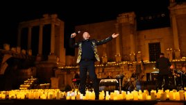Боби Вълчев напълни Античния театър в Пловдив и омагьоса с харизма и 17 000 свещи