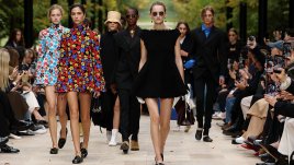Ризи с големи яки и ярки десени от Celine за пролет/лято 2026 (+Снимки)