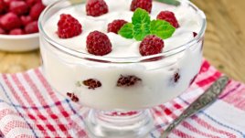 Десерт с кисело мляко и малини