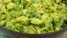 Салата с авокадо и краставици