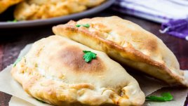 Домашно калцоне с пеперони и чедър