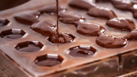 Шоколадови бонбони с портокал и макадамия