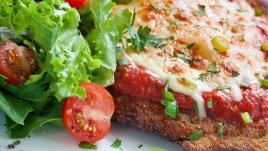 Пилешко с доматен сос и пармезан