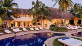 Кайли Дженър и Ким Кардашян релаксират в разкошно имение в Мексико