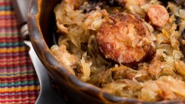 Кисело зеле с наденички