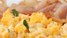 Бързи яйца с праз лук и сирене