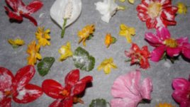 Захаросани цветя за романтични празненства