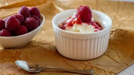 Мус с бял шоколад и малинов сос