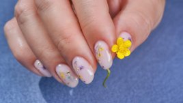 Нюд маникюри с цветя