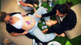 Алекс Раева стана майка на момиченце