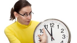 Местим стрелките на часовника с час назад