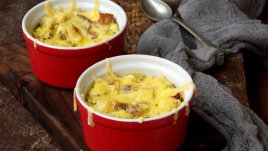 Яйчени мъфини с бекон и извара 