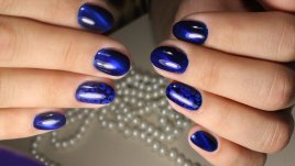 Тъмносиньо в есенния маникюр