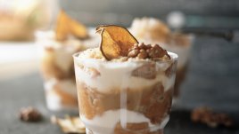 Карамелизирани круши с пухкав крем 