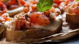 Брускети със сирене бурата и чери домати