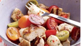 Салата с пиле и бейби моцарела