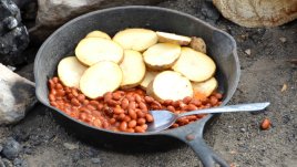 Боб с картофи и чесън на фурна