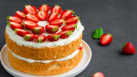 Пандишпанова торта с конфитюр, сметана и ягоди 