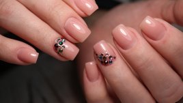 Нюд маникюри с интересни акценти (галерия)