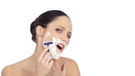 Причини за поява на черни плътни косми по лицето