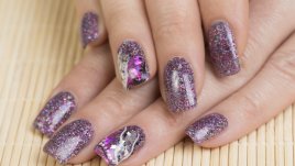 Премахнете брокатения лак с три лесни стъпки