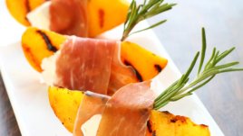 Праскови с прошуто и бурата 