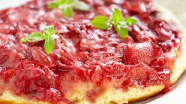 Обърнат ягодов кекс