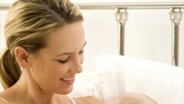 Платеният отпуск по майчинство става една година