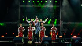 Френски чар и световна енергия на сцената на Франкофоли