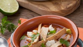 Мексиканска супа с пиле и авокадо 