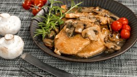 Свински котлети с гъби и сметана 