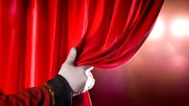 Всички в театъра лъжат