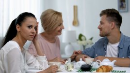 Майка му купува бебешки дрешки