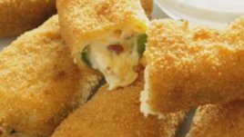 Панирани пълнени чушки с кашкавал и бекон