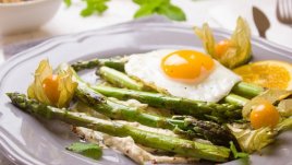 Запържени аспержи в масло 