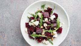 Салата с цвекло, козе сирене и орехи 