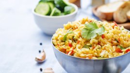 Салата с ориз, домати и сирене