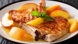 Свински котлети на скара с нектарини