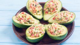 Пълнено авокадо с пилешко, домати и пармезан