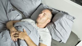 4 съвета за хора, спящи по гръб 