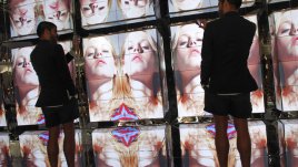 Мъжете все още са господари на дистанционното