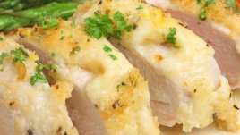 Печено пилешко филе с пармезанова коричка 