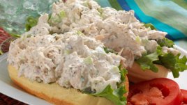 Салата с катък, печени чушки и пилешко месо